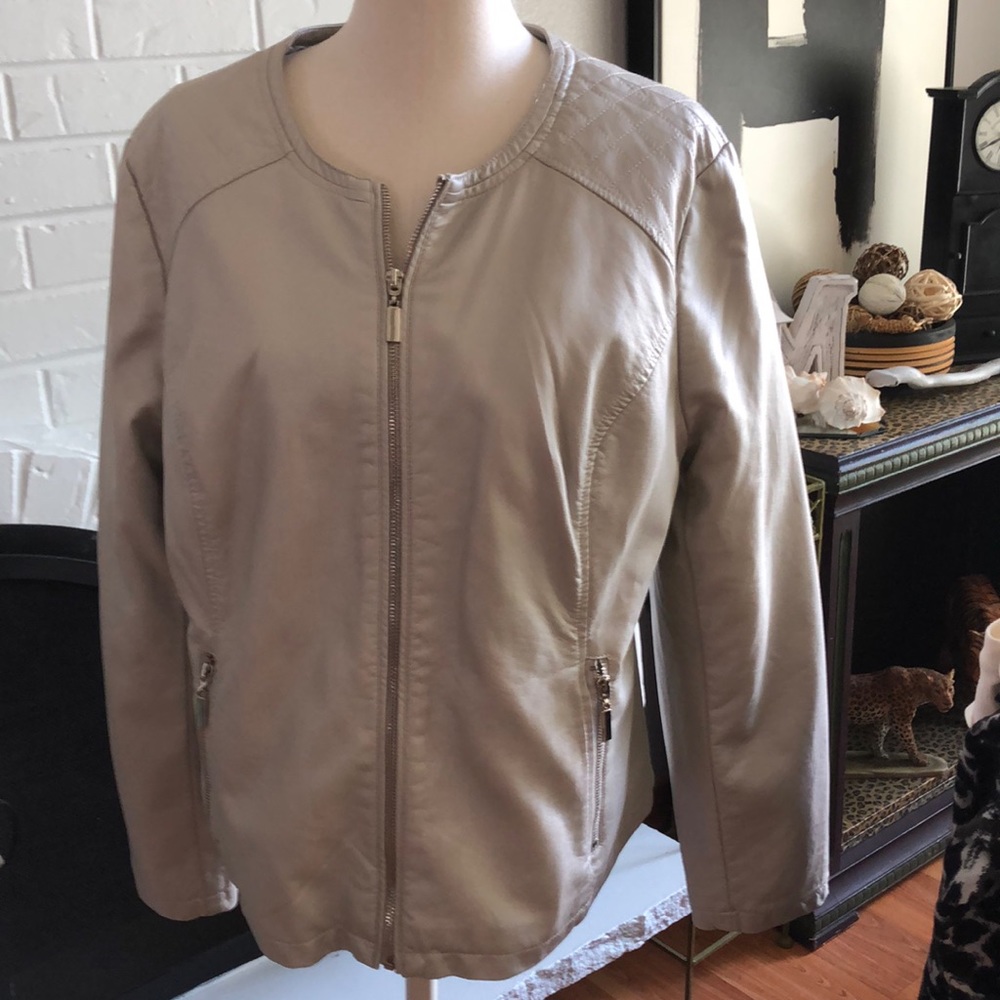 Beautiful Alfani gray faux leather leather great.